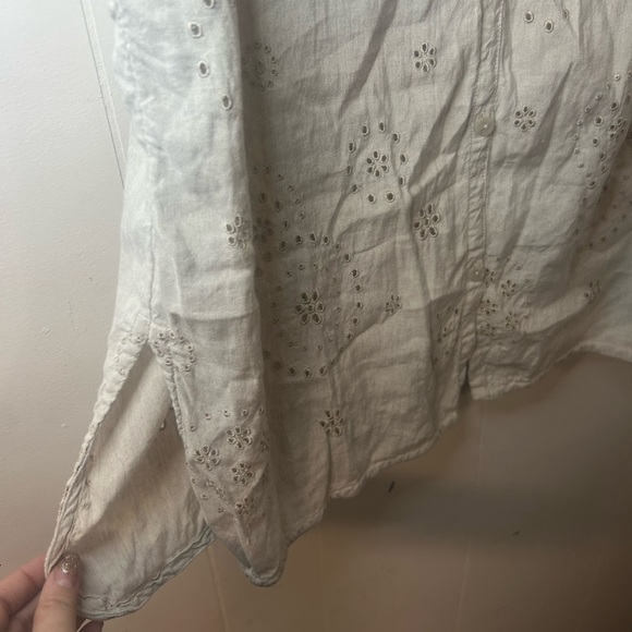 Avenue, size 18, Beige Linen Blend Eyelet Button Down Blouse, long fitted - Picture 4 of 8
